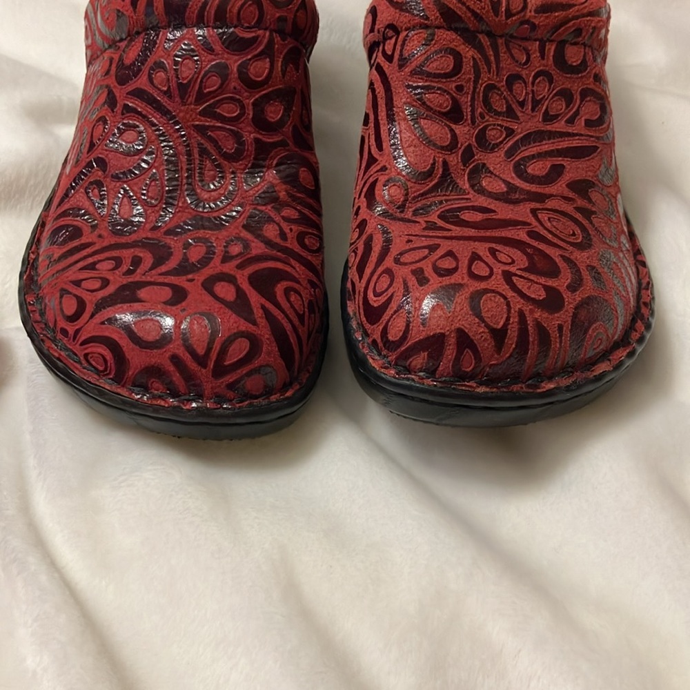 NWOT BOC Red/Maroon Leather Clogs with Embossed Design Sz 6 - Picture 4 of 6